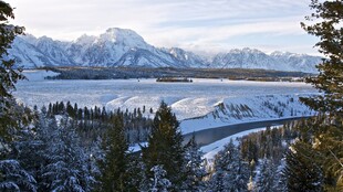 冬季山湖远眺美景