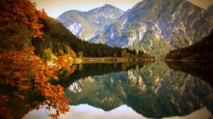 秋日山湖倒影美景