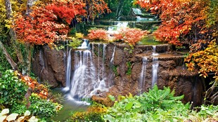 秋日山林瀑布美景