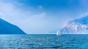 碧海蓝天下的远帆风景
