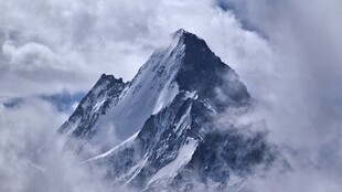 云雾中的雪山