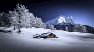 冬日雪原小屋山景