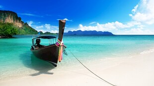 热带海滩长尾船美景