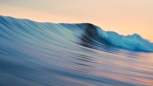 日落时的海浪