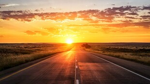 夕阳下的旷野公路