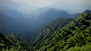 薄雾层叠青山风光