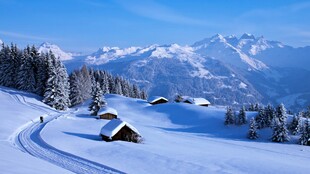 冬日雪山木屋雪景