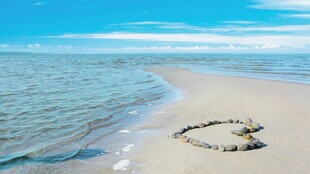 夏日海边沙滩美景