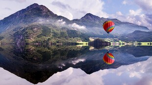 山湖热气球倒影美景