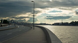 黄昏滨水公路风景