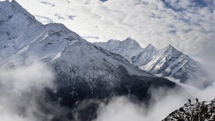 云海环绕雪山群峰