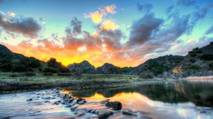湖畔黄昏晚霞美景