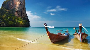 热带海滩长尾船美景