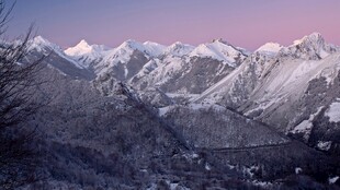 粉霞下的雪山群峰