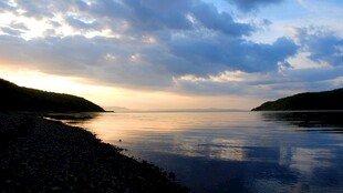 夕照湖湾静谧风光