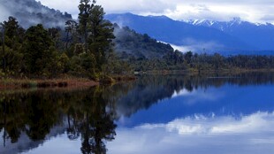 静谧湖山自然风光