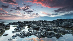 晚霞下的海岸礁石