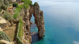 海边天然石拱门景观