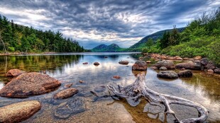 湖畔山林自然风光