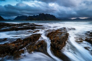 阴云海岸滩涂风光