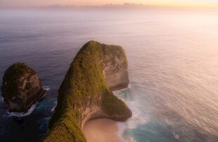 海面礁石日落风光