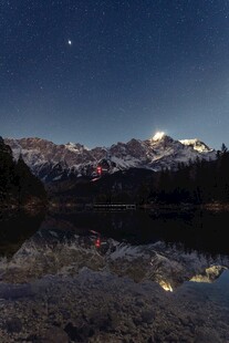月夜雪山湖泊风光