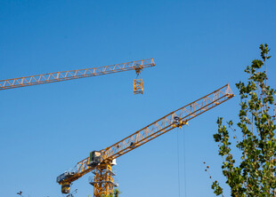 蓝天下的建筑塔吊