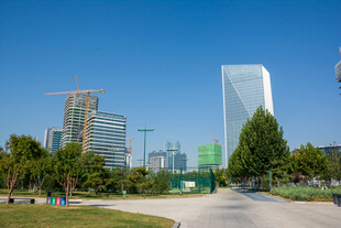 蓝天下的城市公园景观