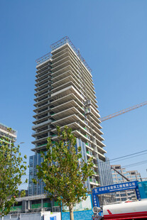 蓝天下的高层现代建筑