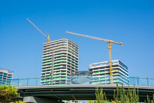 蓝天下在建高层建筑