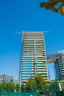 蓝天下在建摩天大楼