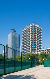 晴空下的城市高层楼宇