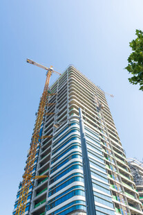 仰拍在建摩天大楼