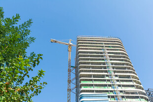 仰拍在建高层楼宇