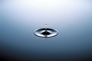 水滴入水泛起涟漪