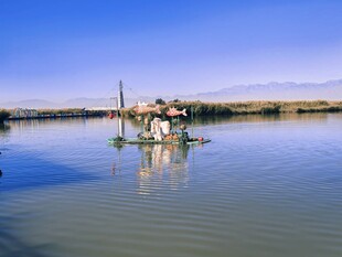 碧水蓝天湖中小景
