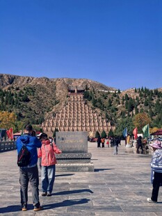 一百零八塔景区游览场景