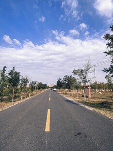 郊外公路蓝天白云