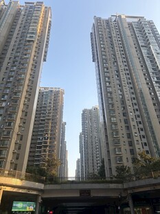 仰拍城市高层居民楼