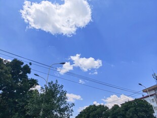 晴空下的街景