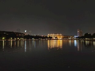 湖畔城市夜景倒影
