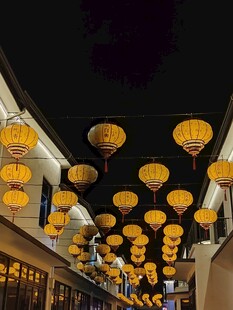 传统中式灯笼长廊