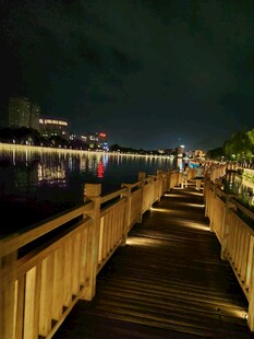 河畔木栈道夜景