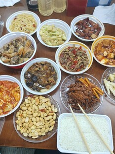 一桌丰盛家常饭菜