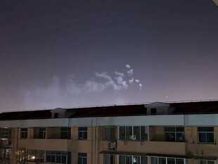傍晚建筑上空的云
