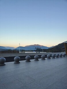 黄昏郊野步道风光