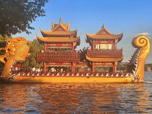 水上中式龙舟画舫