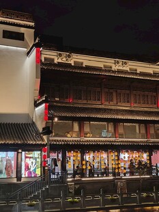 传统商业街夜景