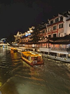 秦淮河畔夜景游船