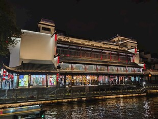 河畔中式古建夜景